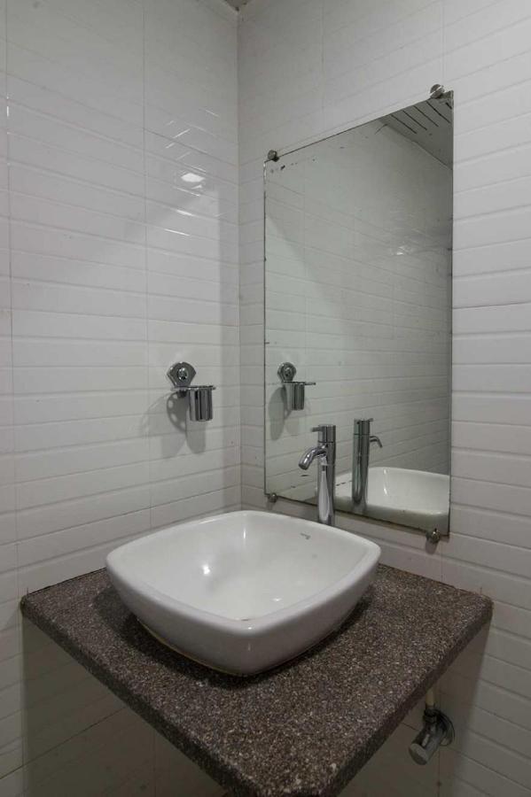 סוראט Hotel Satkar מראה חיצוני תמונה
