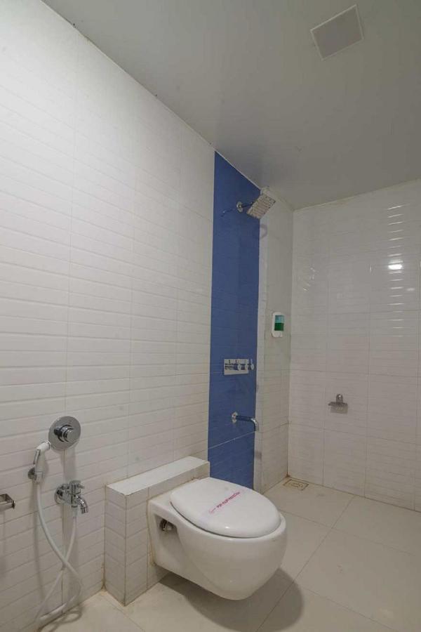 סוראט Hotel Satkar מראה חיצוני תמונה