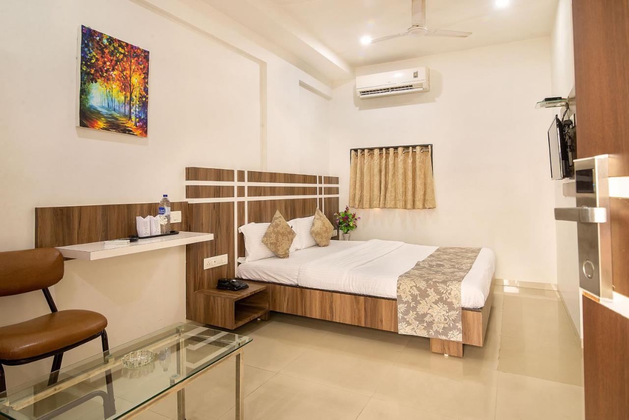 סוראט Hotel Satkar מראה חיצוני תמונה