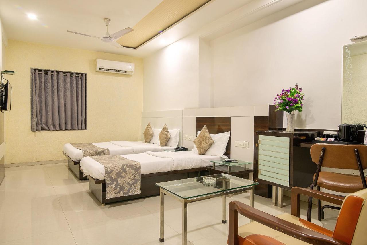סוראט Hotel Satkar מראה חיצוני תמונה