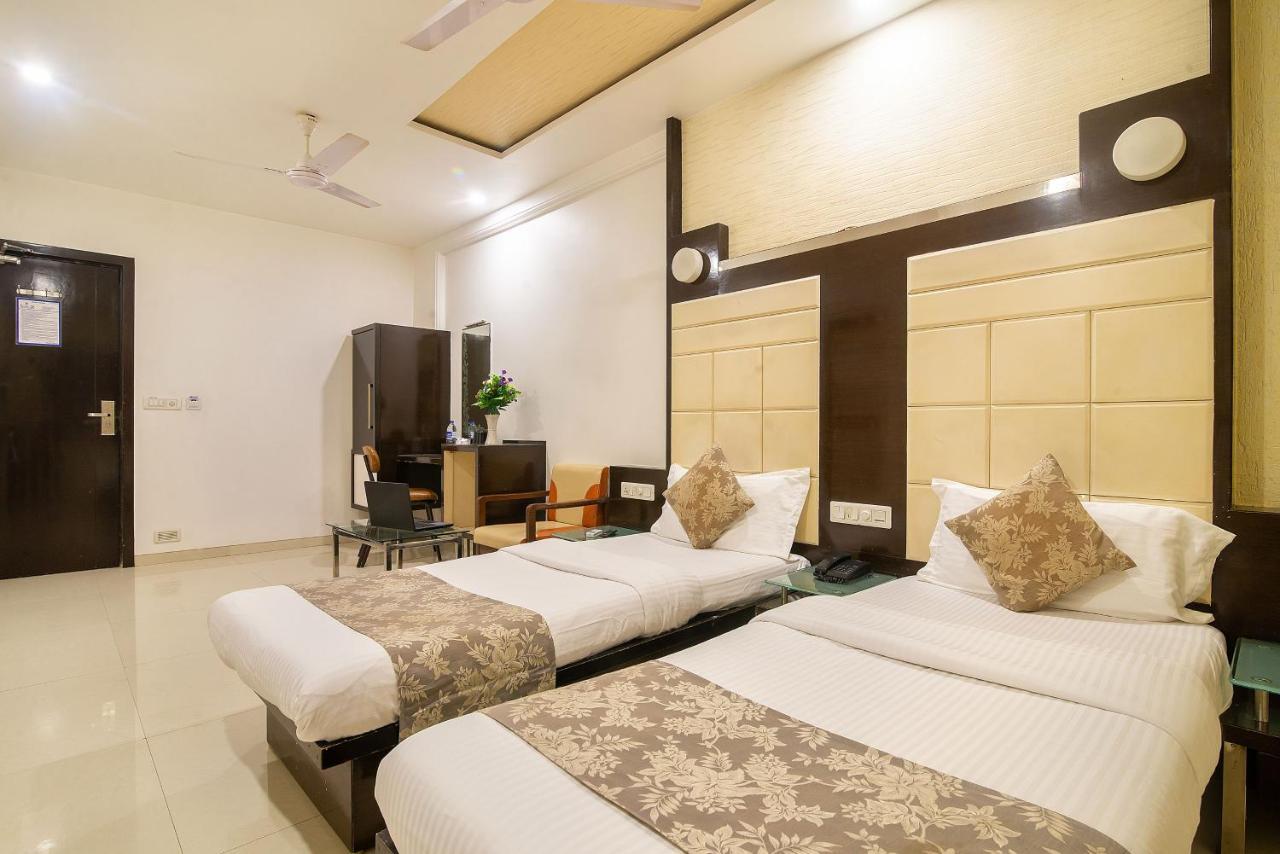 סוראט Hotel Satkar מראה חיצוני תמונה