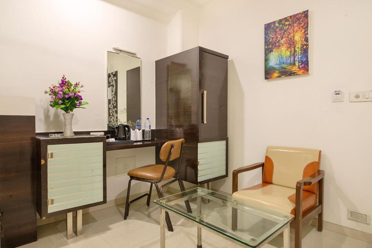 סוראט Hotel Satkar מראה חיצוני תמונה