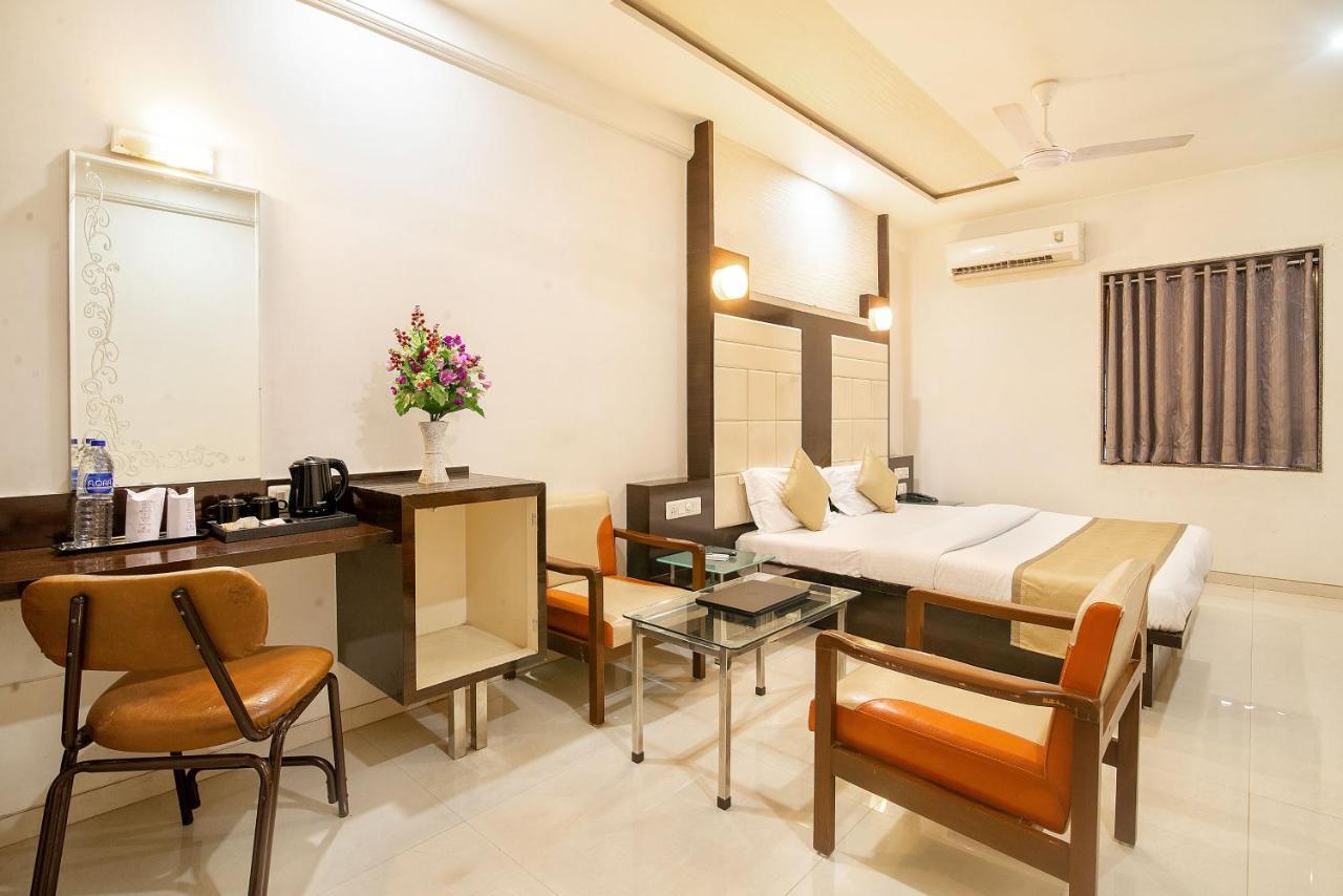 סוראט Hotel Satkar מראה חיצוני תמונה