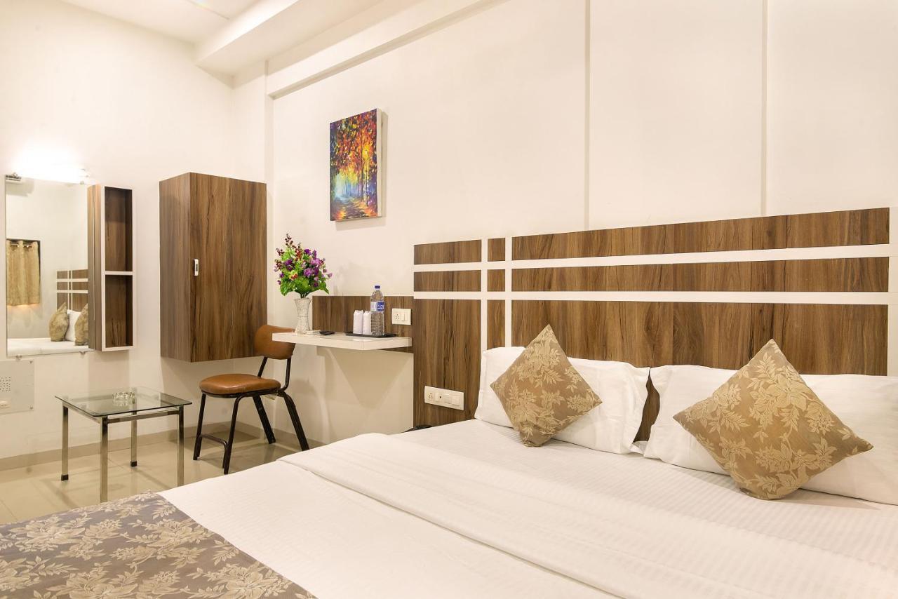 סוראט Hotel Satkar מראה חיצוני תמונה