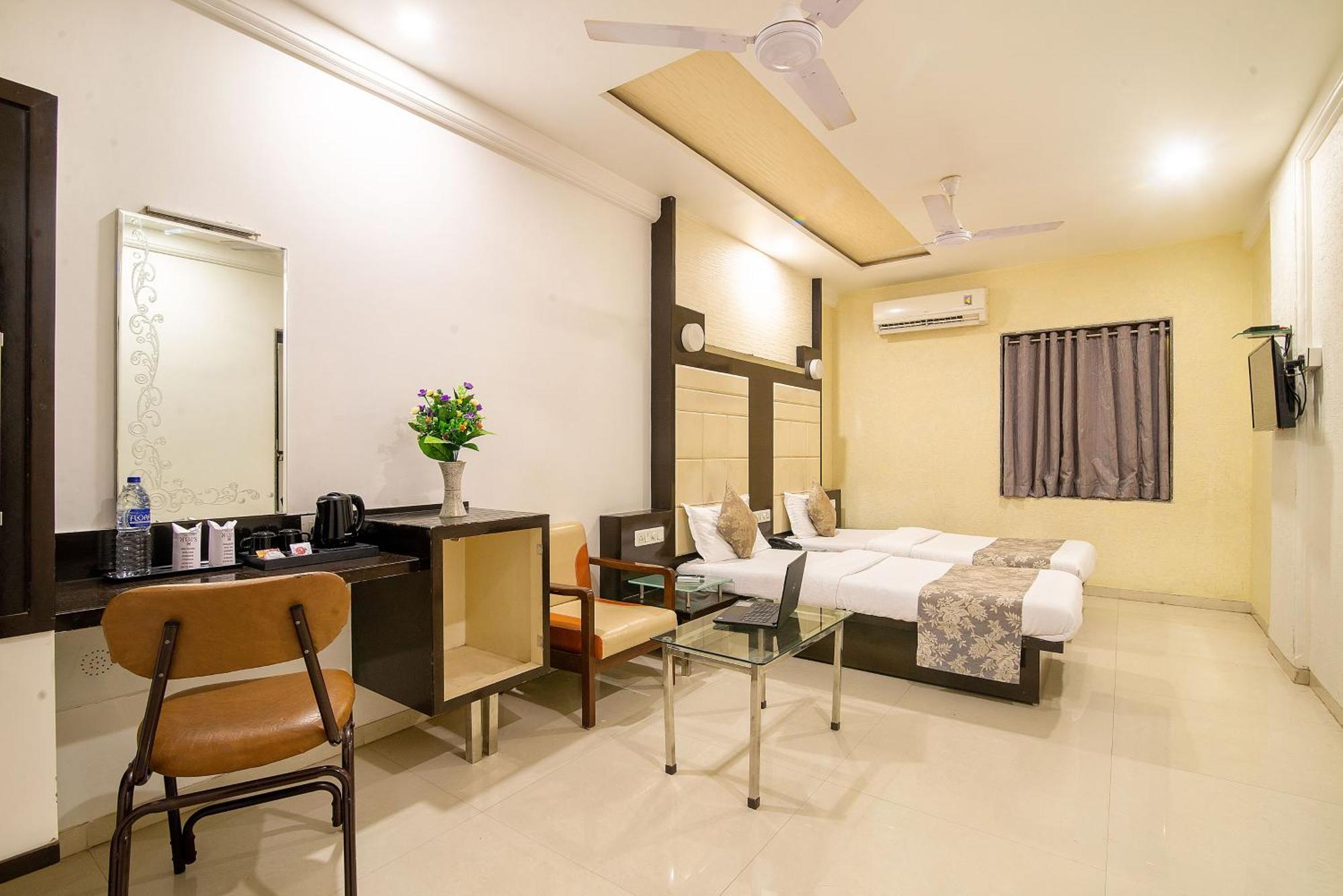 סוראט Hotel Satkar מראה חיצוני תמונה