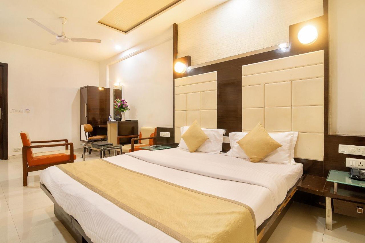 סוראט Hotel Satkar מראה חיצוני תמונה