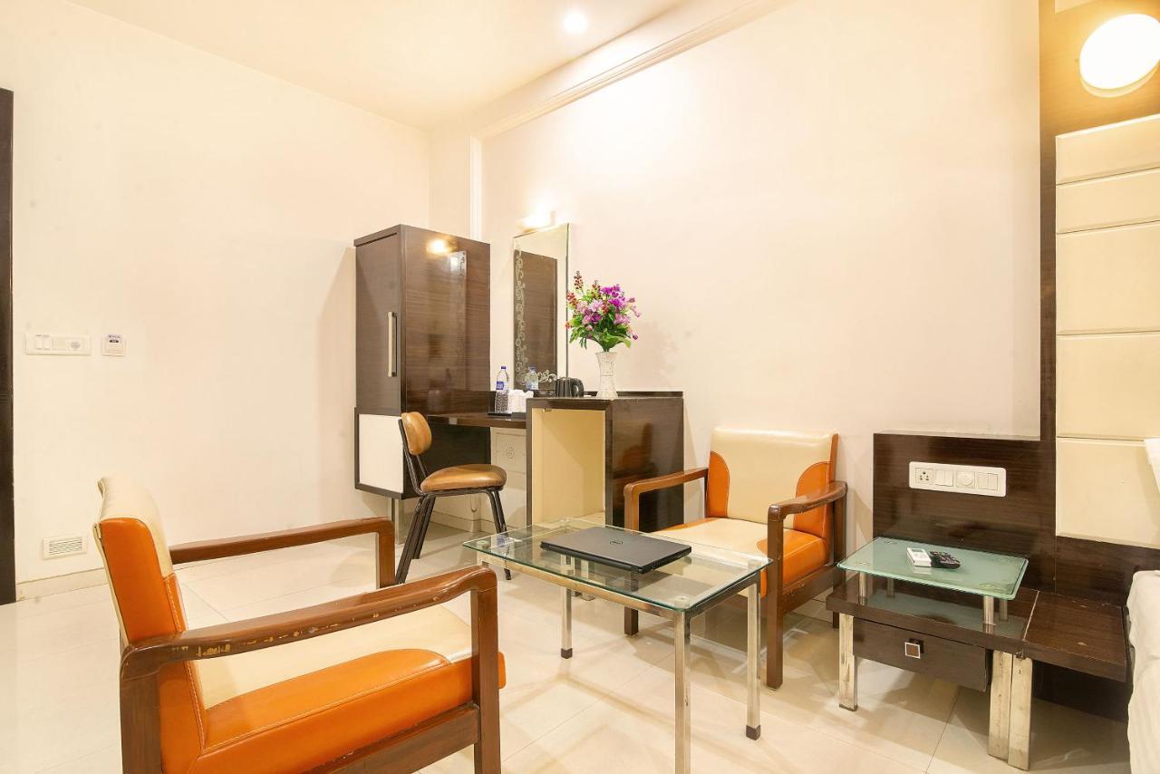 סוראט Hotel Satkar מראה חיצוני תמונה